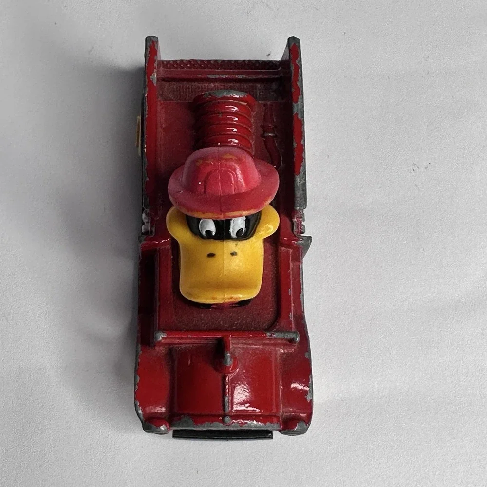Vintage Ertl Looney Tunes Red Daffy Duck Fire‎ Engine Diecast 1988